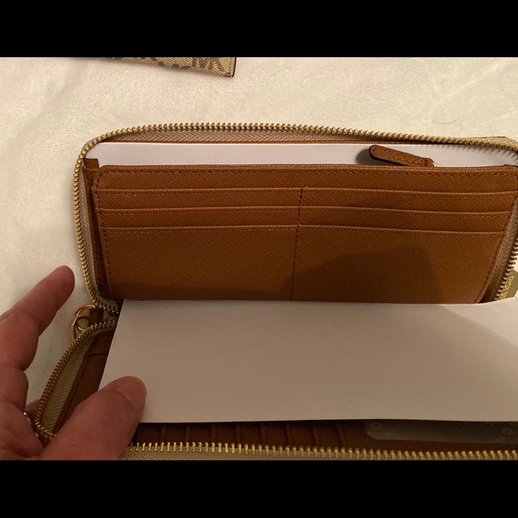 Brand new Authentic Michael Kors wallet - Picture 6 of 8